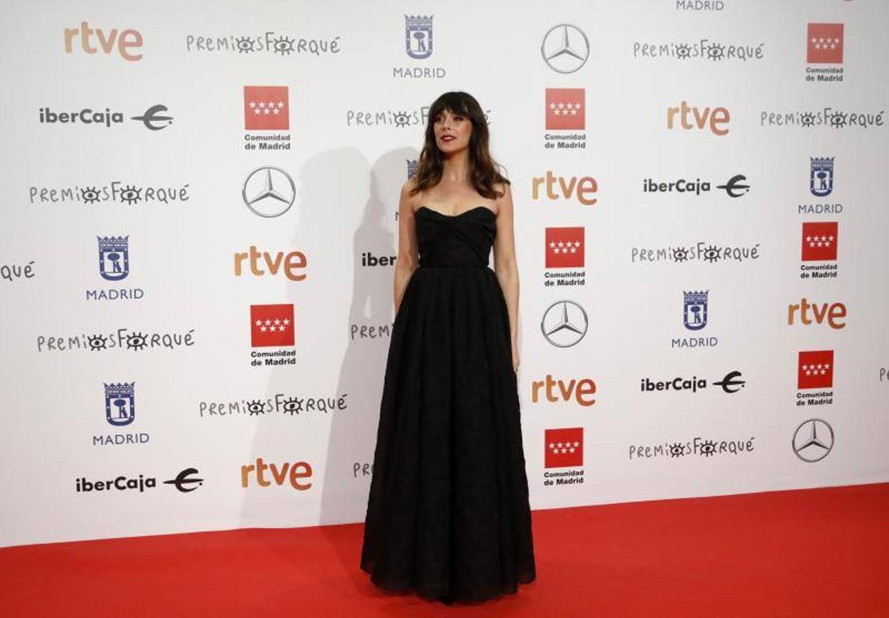 Belén Cuesta ha sido otra de las actrices que optó por el negro para la alfombra roja. Ella lució este sobrio vestido con escote de corazón y falda de tul.