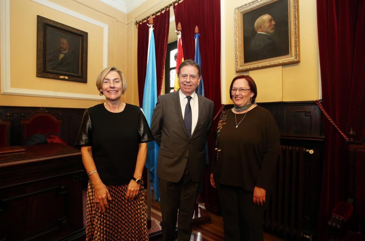 Rosina López-Alonso, Alfredo Canteli y Ángeles Gómez Borrego, tras la firma del convenio de colaboración entre Ayuntamiento y CSIC. 