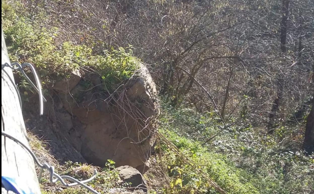 La gran roca desprendida durante los temporales de noviembre en San Juan de Beleño, en Ponga. 