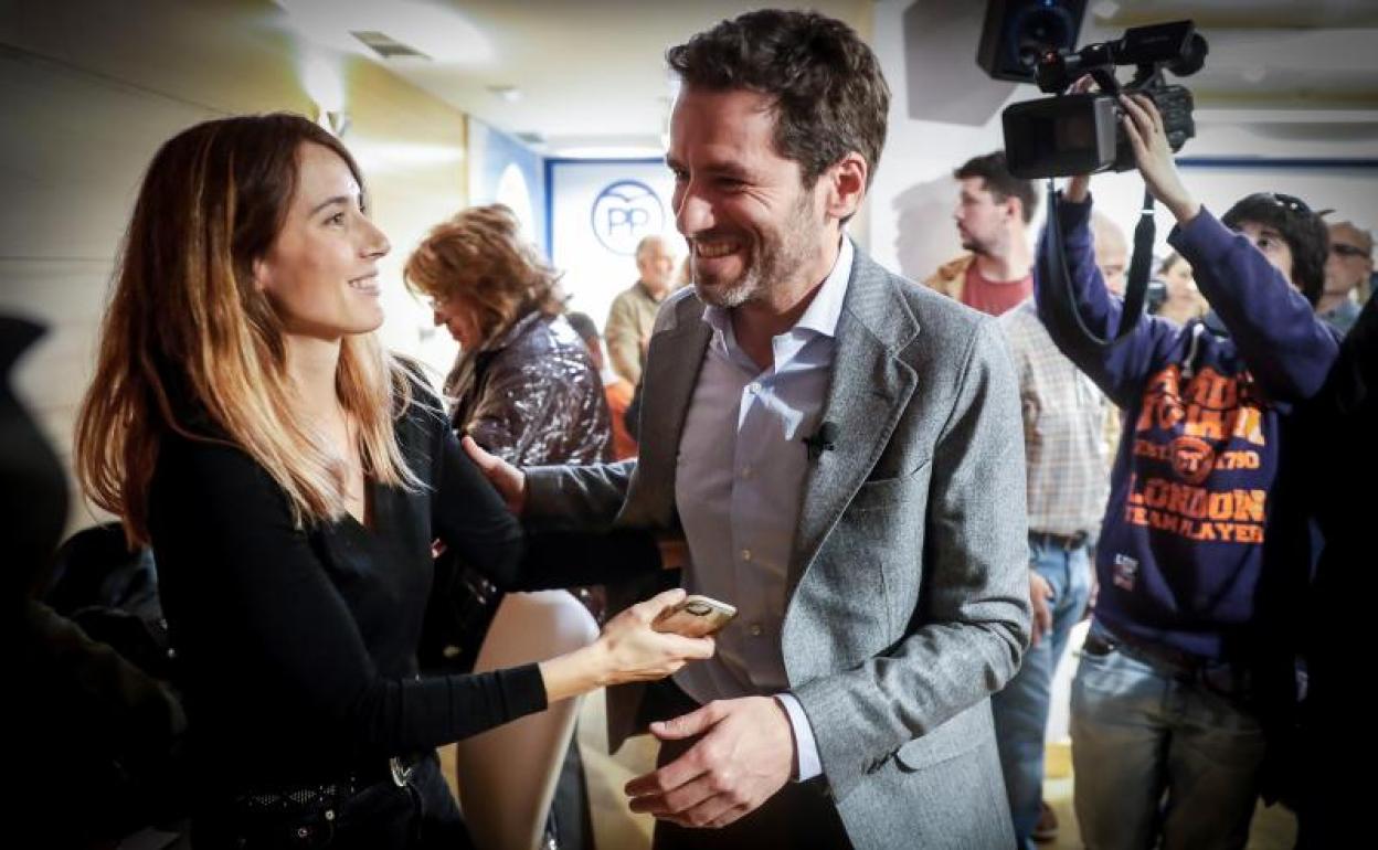 El presidente del PP de Gipuzkoa, Borja Sémper, junto a su mujer, Bárbara Goenaga.