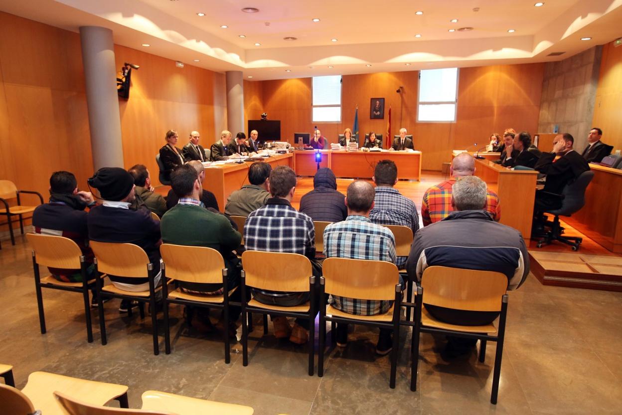 Los doce procesados y sus abogados ante el tribunal al inicio de la vista oral en la Sección Segunda de la Audiencia Provincial. 