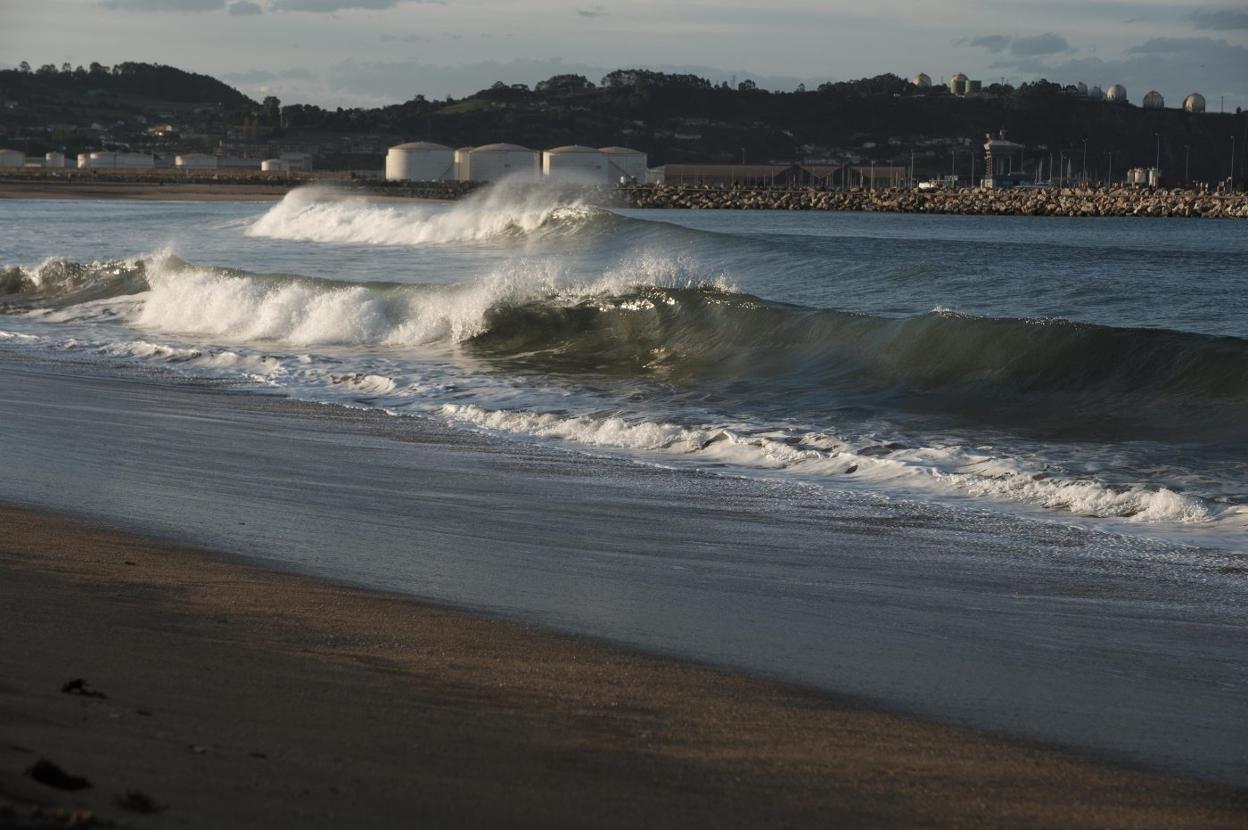 Olas en la gijonesa playa de Poniente. 