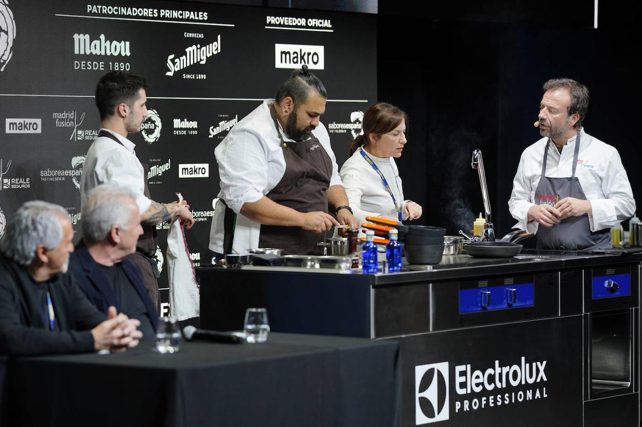 El cocinero asturiano Nacho Manzano explica en qué consiiste el menú que está preparando detrás su equipo, dirigido por su hermana Esther Manzano. 
