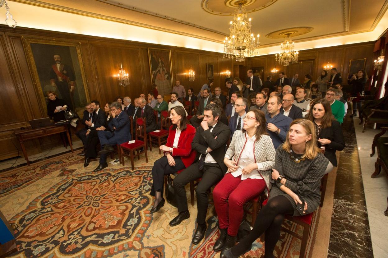 El salón de recepciones municipal albergó ayer la presentación pública del plan de Sepides. 