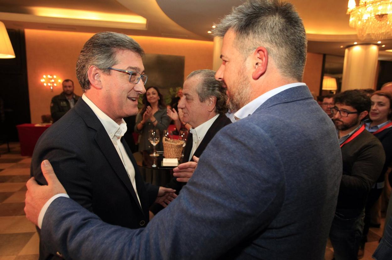 Ignacio Prendes recibe el saludo de Sergio García tras conocerse los resultados del 10-N. 