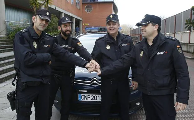 De izquierda a derecha, Carlos Llamazares, Nel Huelga, Jesús Cofiño, y José Ramón de la Torre, ante la Comisaría de Gijón.