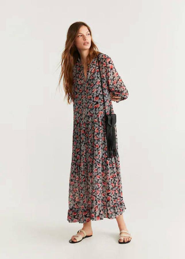 Vestido con estampado floral de Mango (25,99 euros).