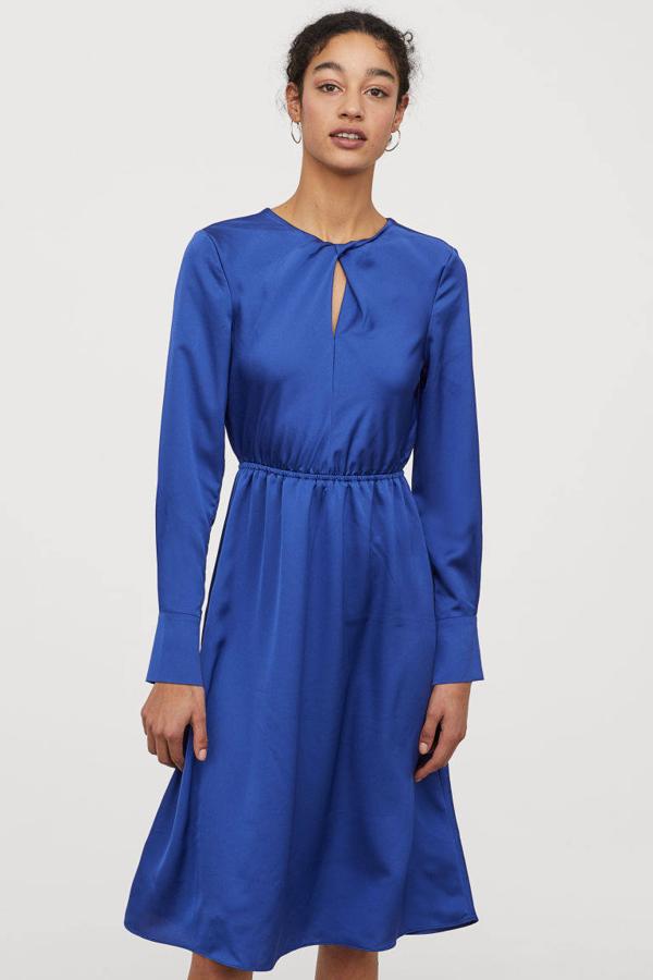 Vestido satinado en color azul de H&M (29,99 euros).