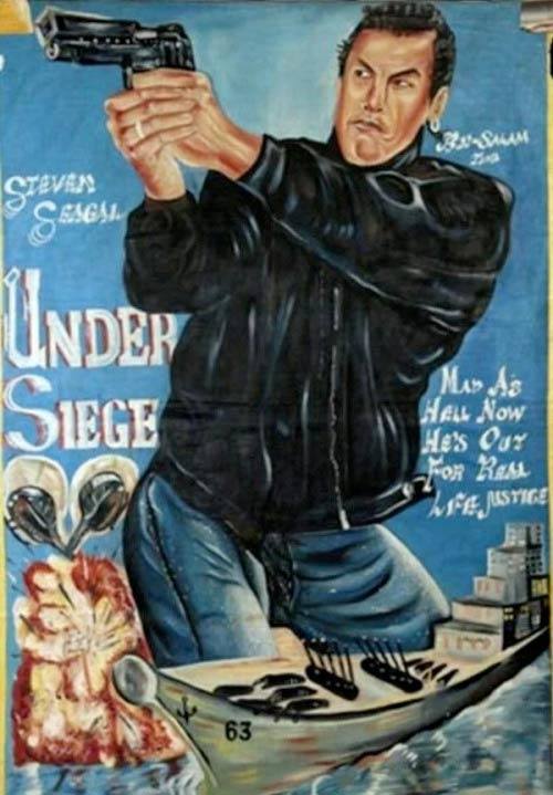 Durante las dictaduras militares africanas en los años 70 y 80, las leyes restringían la importación de grandes posters, por eso en Ghana los estuvieron haciendo a mano hasta bien entrados los años 90 y con un aire gore y extraño que no deja de sorprender