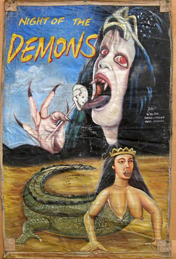 Durante las dictaduras militares africanas en los años 70 y 80, las leyes restringían la importación de grandes posters, por eso en Ghana los estuvieron haciendo a mano hasta bien entrados los años 90 y con un aire gore y extraño que no deja de sorprender