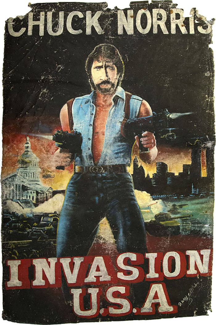 Durante las dictaduras militares africanas en los años 70 y 80, las leyes restringían la importación de grandes posters, por eso en Ghana los estuvieron haciendo a mano hasta bien entrados los años 90 y con un aire gore y extraño que no deja de sorprender