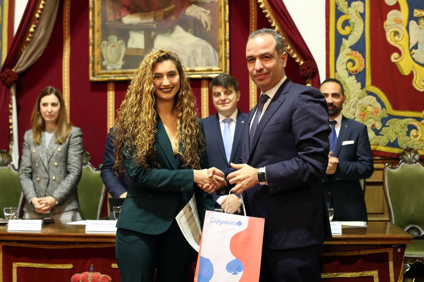 El rector de la Universidad de Oviedo, Santiago García Granda, presidió el acto académico en el Paraninfo del Edificio Histórico