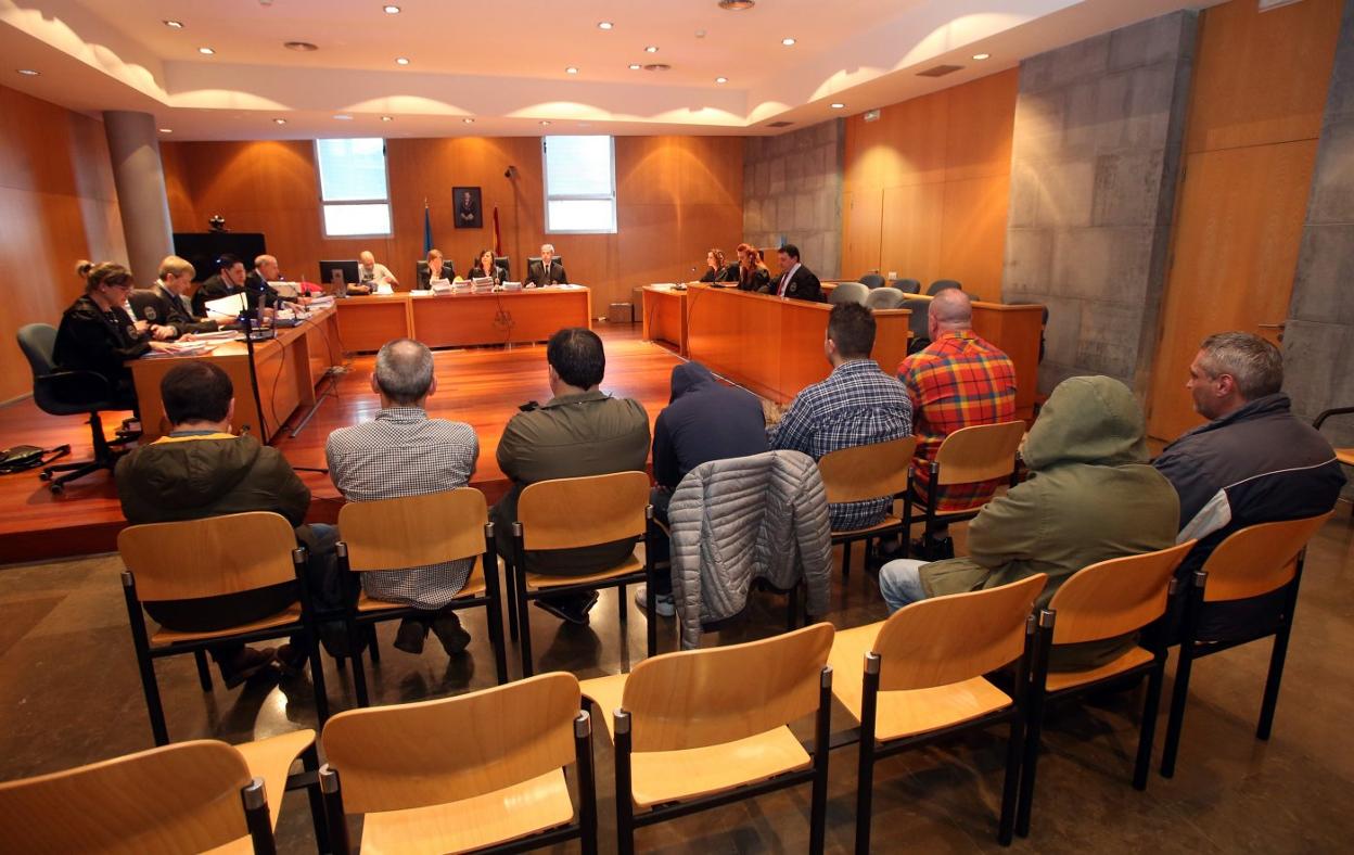 Los procesados en la sala de la Sección Segunda de la Audiencia Provincial. 
