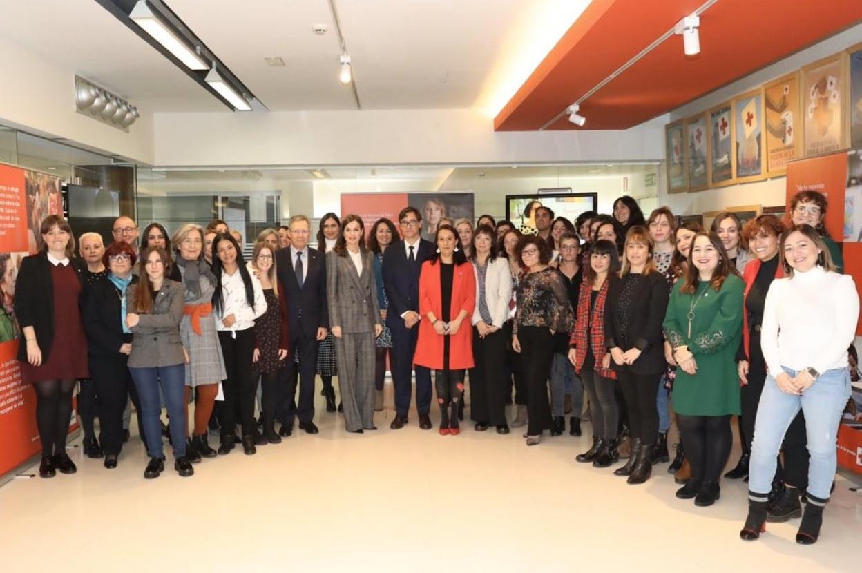 La reina Letizia junto a los participantes en la jornada sobre violencia de género. 