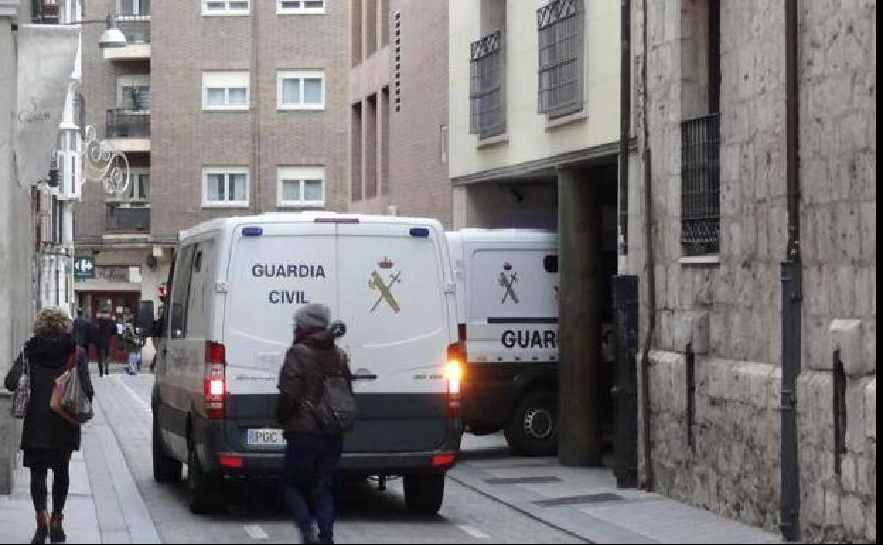 Dos furgones de la Guardia Civil acceden al Juzgado por la calle Torrecilla para trasladar a parte de los detenidos por el crimen de La Circular el pasado día 12