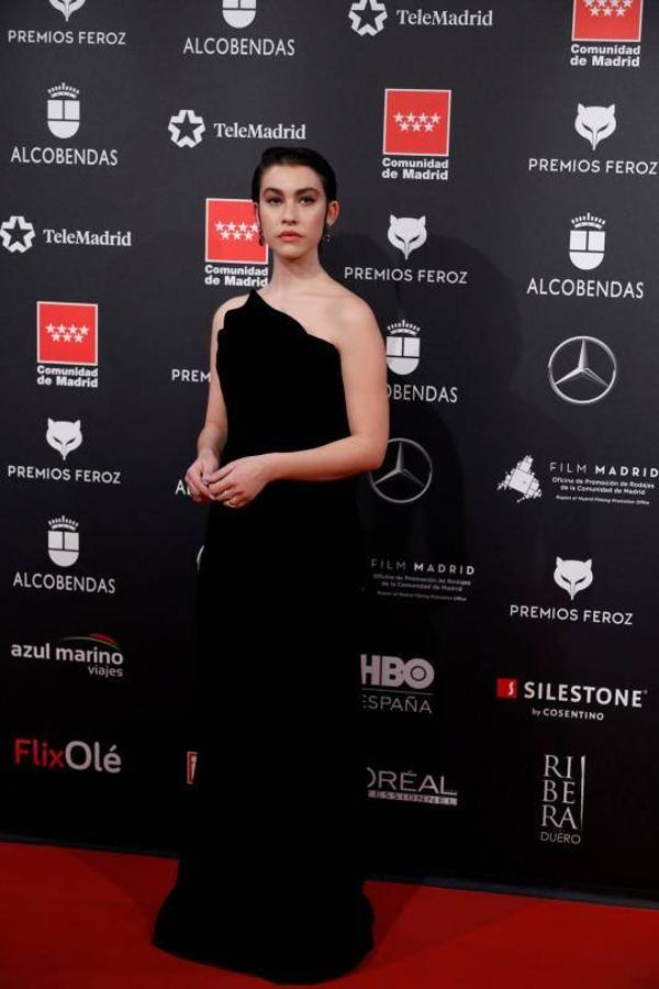 Greta Fernández prefirió este estilismo con vestido minimalista en color negro diseñado por Oscar de la Renta.