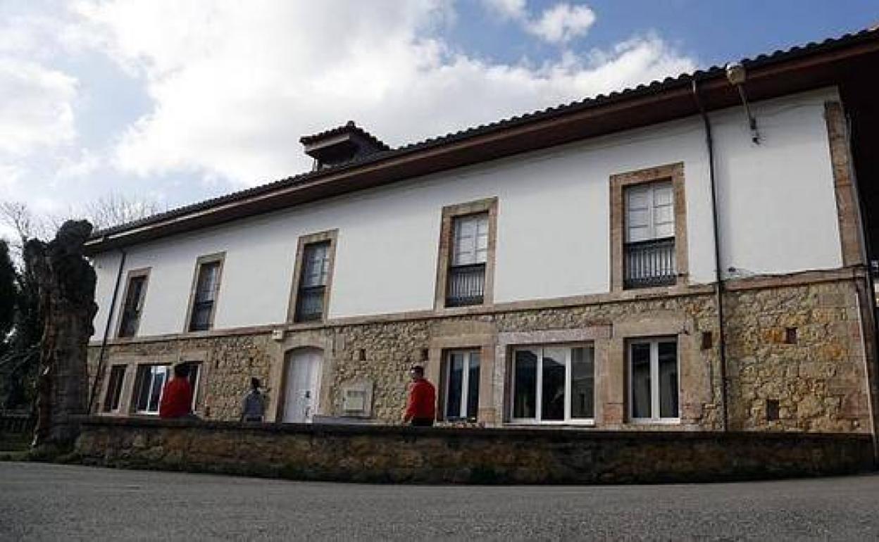 El colegio donde trabajaba el profesor.