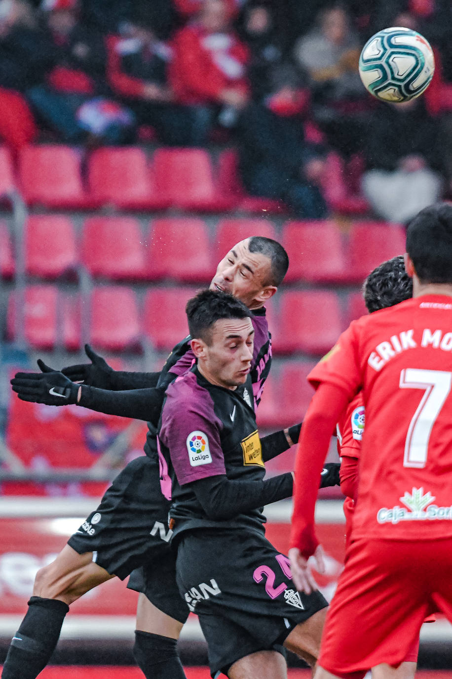 Otra vez el balón parado castiga a los rojiblancos, en Soria