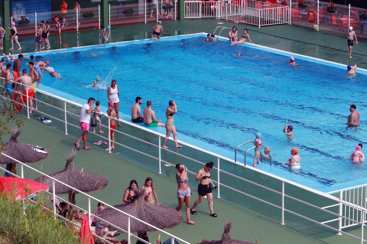 Usuarios en las piscinas de Turón que gestiona Mejoras del Valle. 