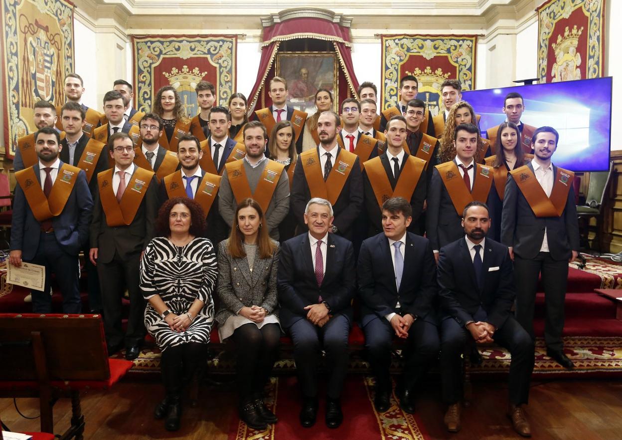 Los graduados, con Begoña Cristina Pelayo, Cristina González, Santiago García Granda, Benjamín López y Paulino Álvarez. 