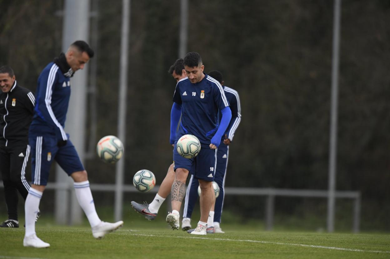 Tejera y Saúl Berjón pelotean durante el entrenamiento. 