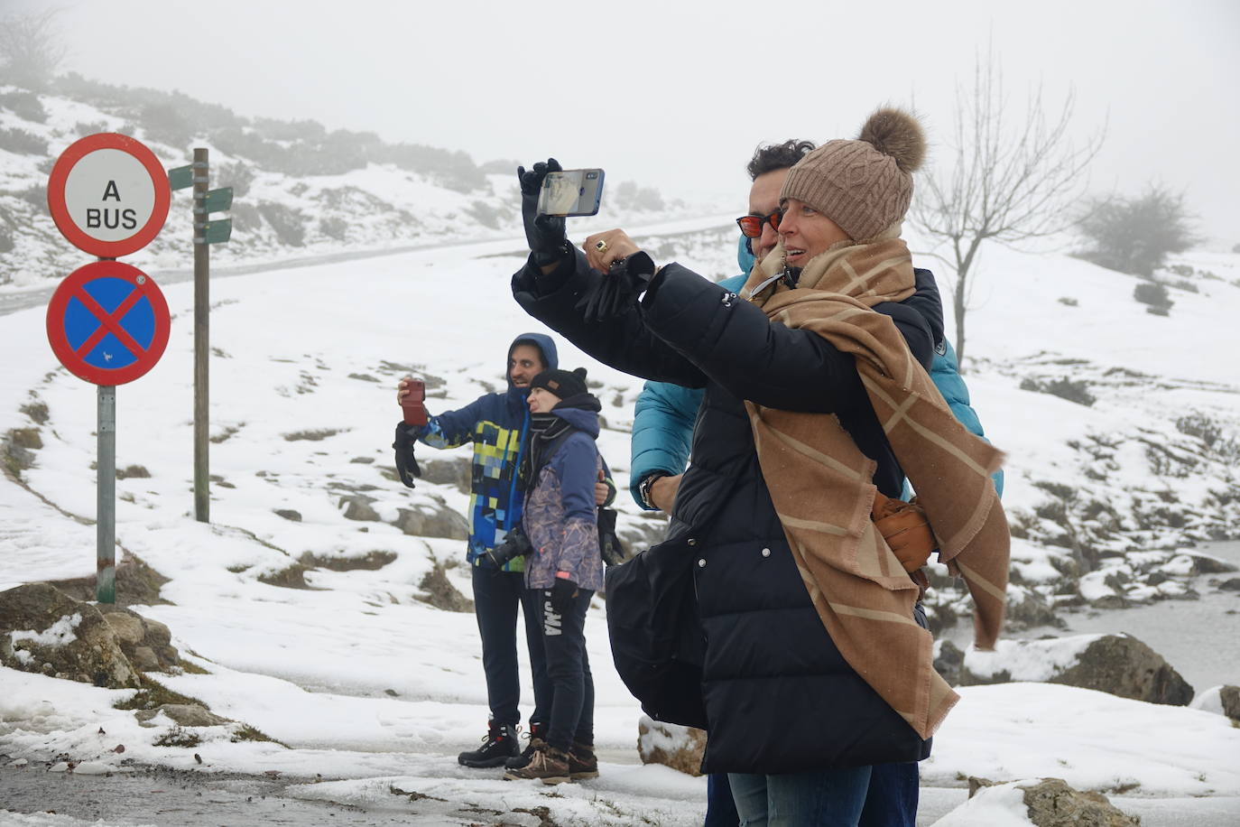 Muchas personas se decidieron a subir a los Lagos de Covadonga llamados por la nieve caída en la noche