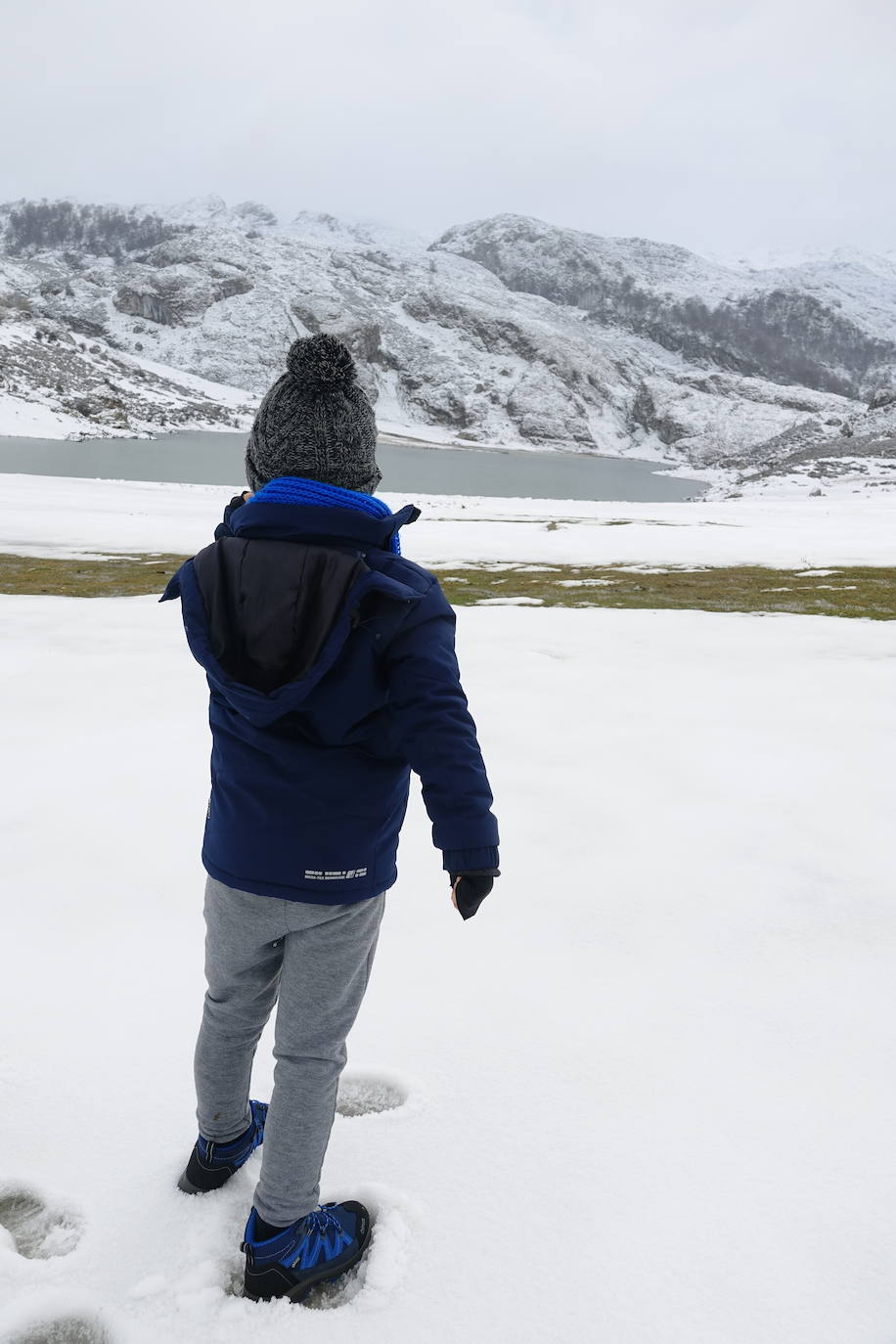 Muchas personas se decidieron a subir a los Lagos de Covadonga llamados por la nieve caída en la noche