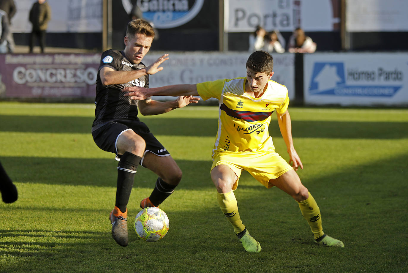Les Caleyes acogió el duelo entre el Lealtad y el Navarro durante la jornada número 21 de la Tercera División