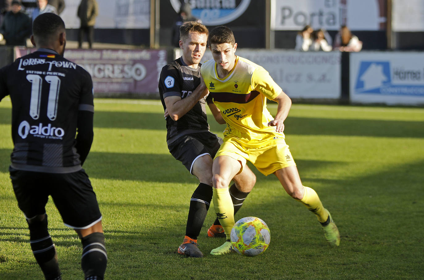 Les Caleyes acogió el duelo entre el Lealtad y el Navarro durante la jornada número 21 de la Tercera División