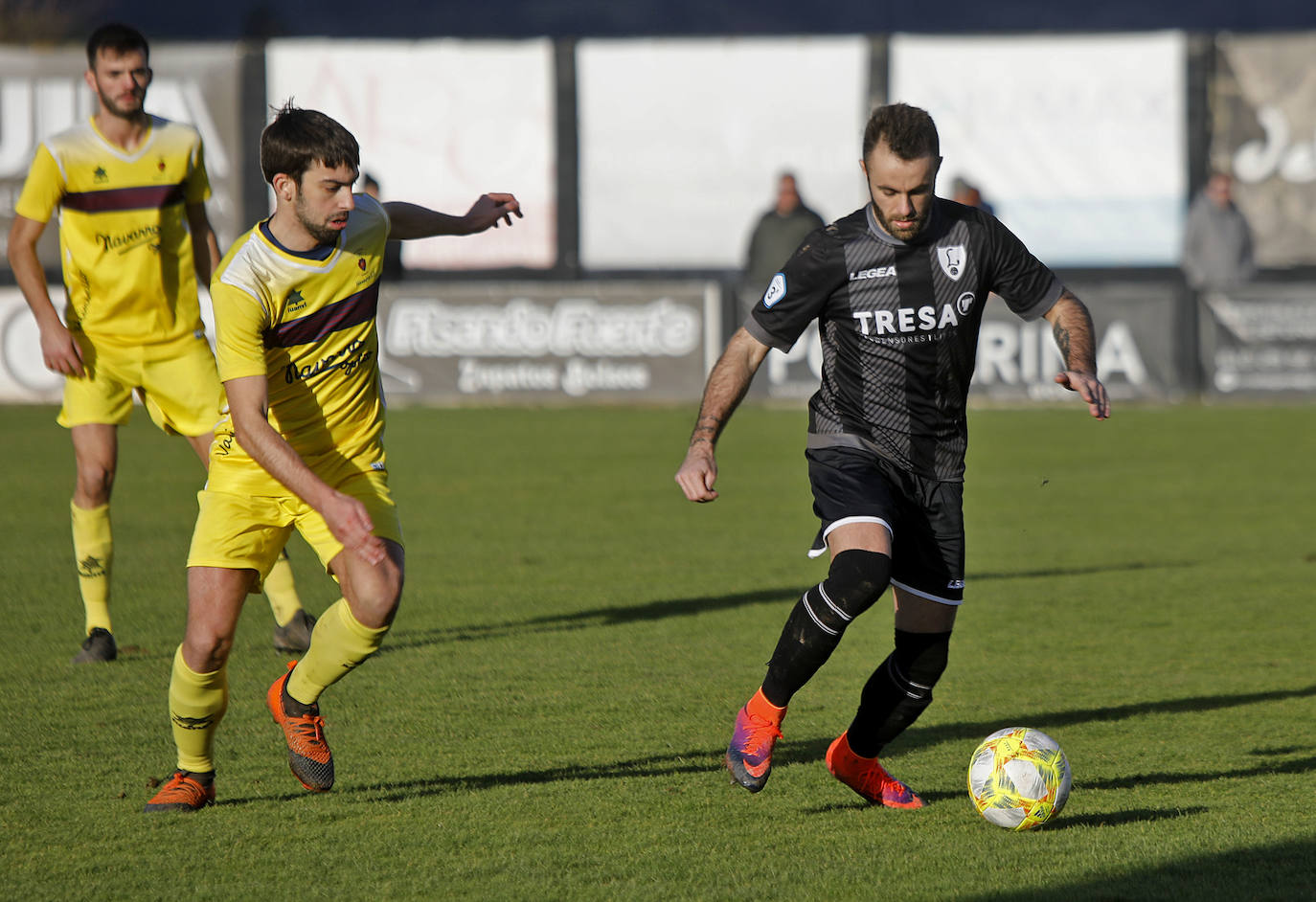 Les Caleyes acogió el duelo entre el Lealtad y el Navarro durante la jornada número 21 de la Tercera División