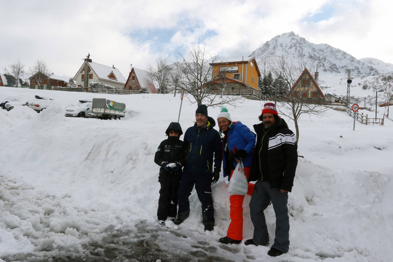 La borrasca 'Gloria' lleva a Asturias con una notable bajada de las temperaturas y el desplome de la cota de nieve. En las primeras horas, de hecho, ya ha causado complicaciones viarias, entre otros puntos, en el puerto de Pajares.