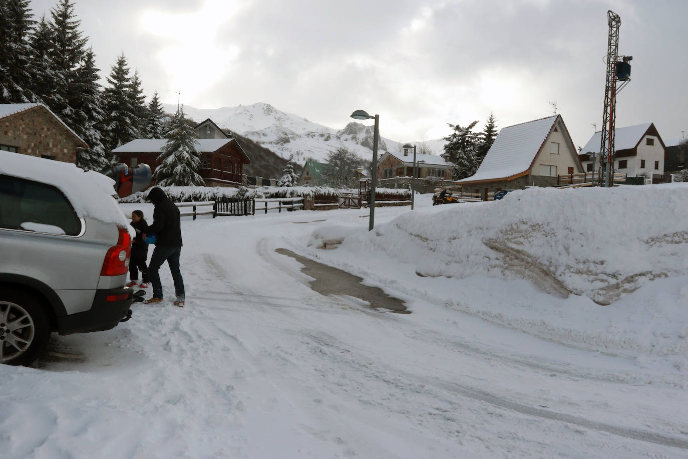 La borrasca 'Gloria' lleva a Asturias con una notable bajada de las temperaturas y el desplome de la cota de nieve. En las primeras horas, de hecho, ya ha causado complicaciones viarias, entre otros puntos, en el puerto de Pajares.