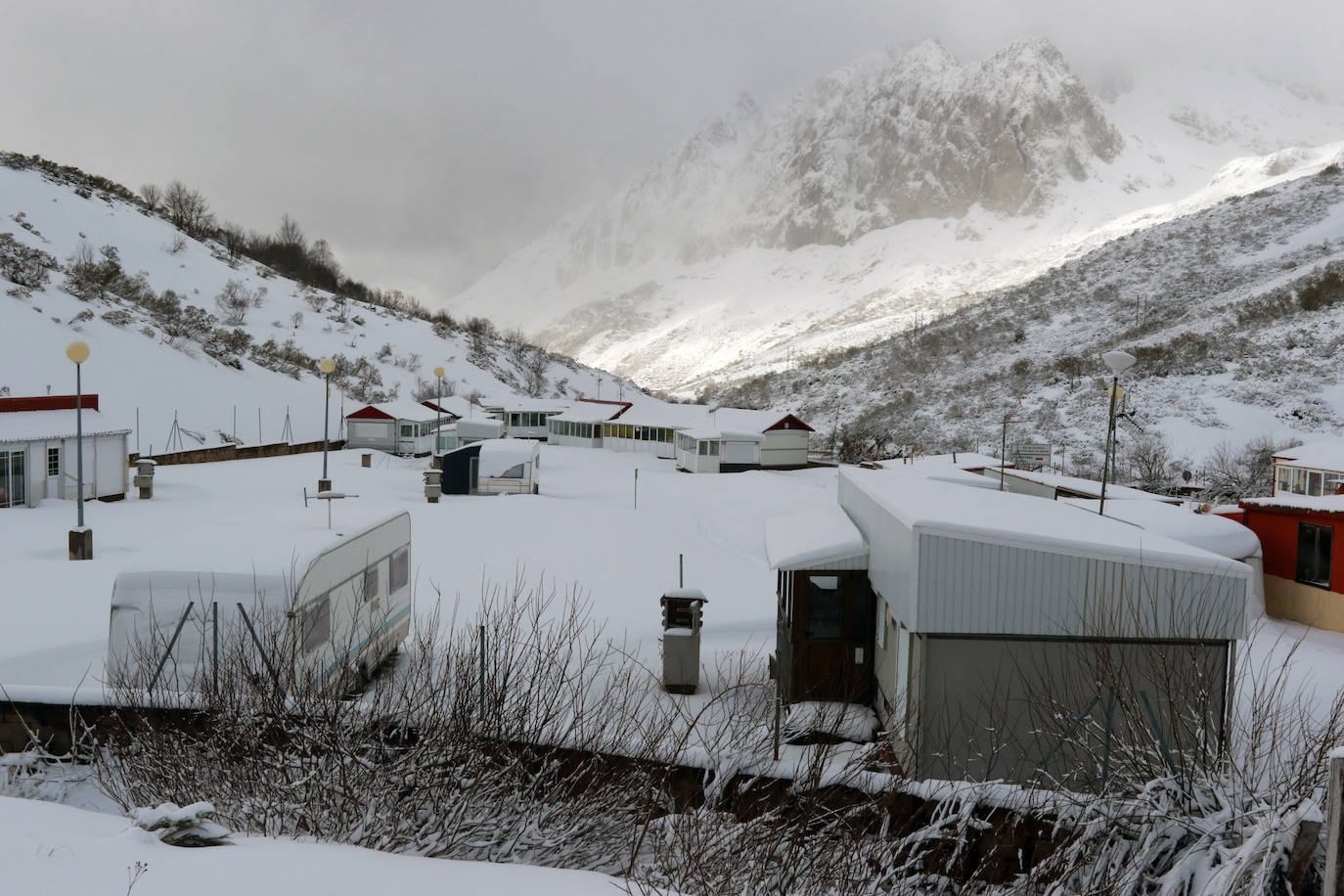 La borrasca 'Gloria' lleva a Asturias con una notable bajada de las temperaturas y el desplome de la cota de nieve. En las primeras horas, de hecho, ya ha causado complicaciones viarias, entre otros puntos, en el puerto de Pajares.