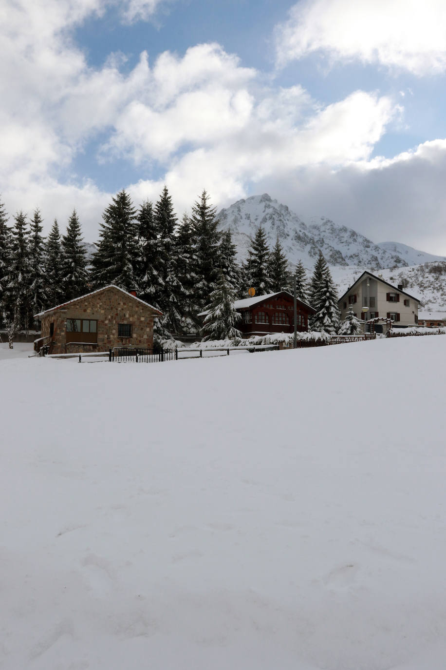 La borrasca 'Gloria' lleva a Asturias con una notable bajada de las temperaturas y el desplome de la cota de nieve. En las primeras horas, de hecho, ya ha causado complicaciones viarias, entre otros puntos, en el puerto de Pajares.