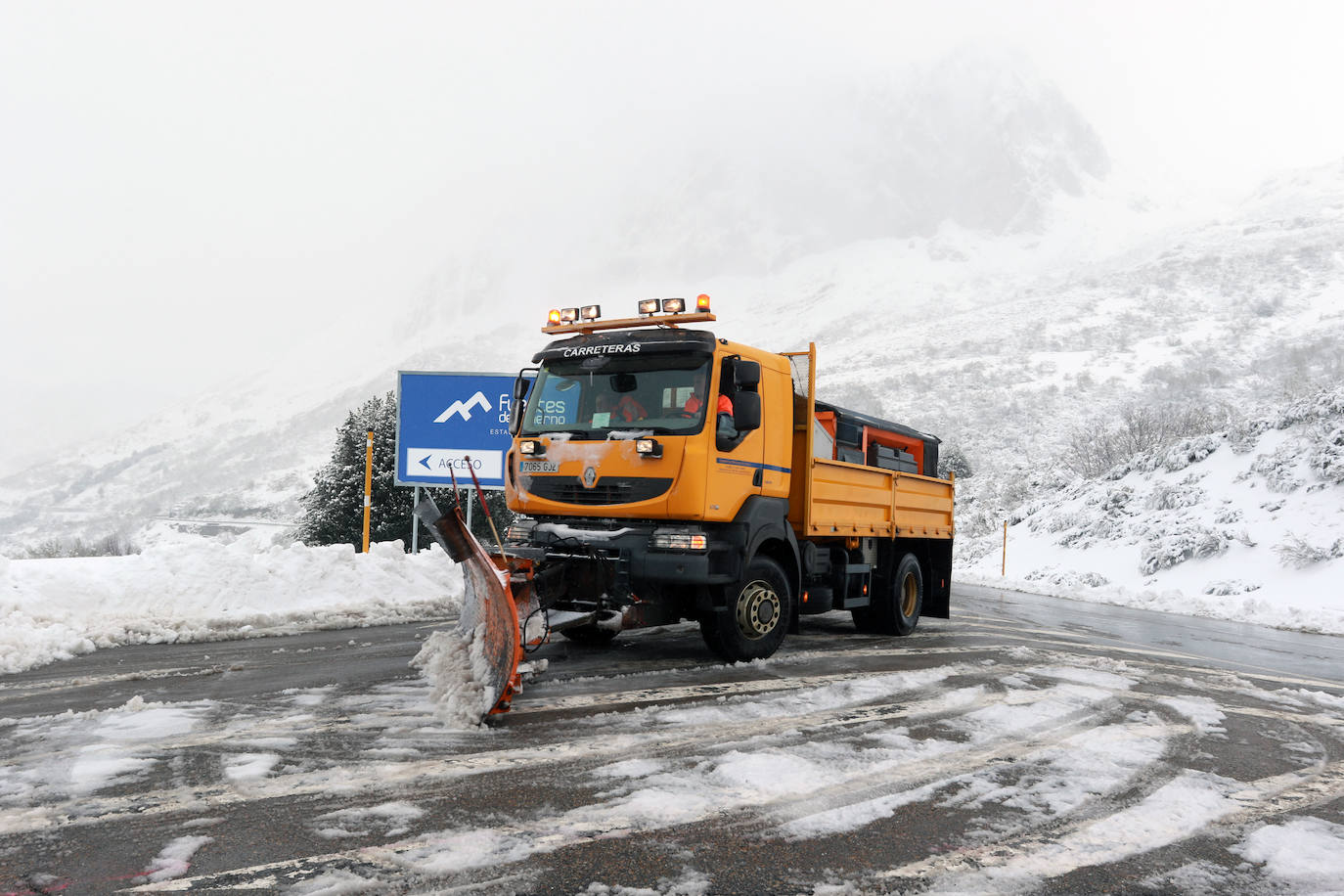 La borrasca 'Gloria' lleva a Asturias con una notable bajada de las temperaturas y el desplome de la cota de nieve. En las primeras horas, de hecho, ya ha causado complicaciones viarias, entre otros puntos, en el puerto de Pajares.