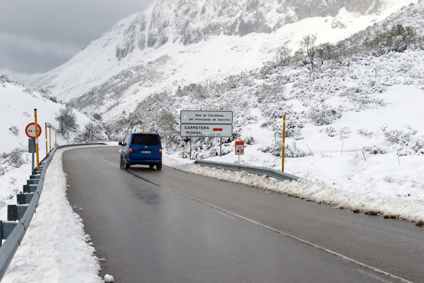 La borrasca 'Gloria' lleva a Asturias con una notable bajada de las temperaturas y el desplome de la cota de nieve. En las primeras horas, de hecho, ya ha causado complicaciones viarias, entre otros puntos, en el puerto de Pajares.