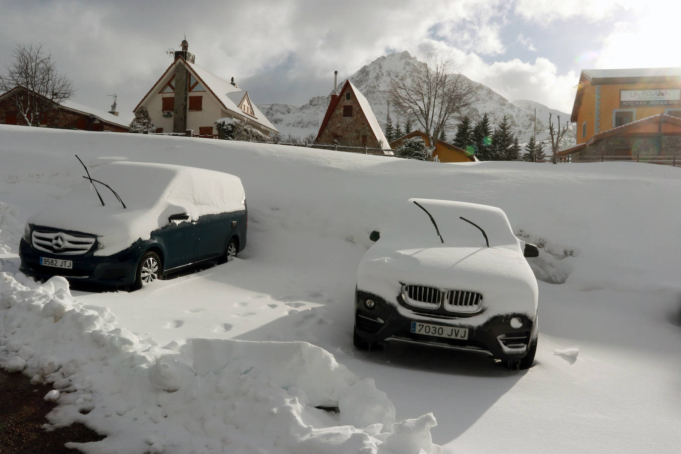 La borrasca 'Gloria' lleva a Asturias con una notable bajada de las temperaturas y el desplome de la cota de nieve. En las primeras horas, de hecho, ya ha causado complicaciones viarias, entre otros puntos, en el puerto de Pajares.