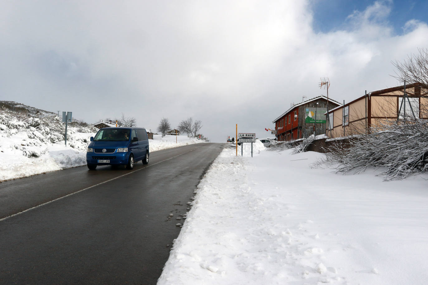 La borrasca 'Gloria' lleva a Asturias con una notable bajada de las temperaturas y el desplome de la cota de nieve. En las primeras horas, de hecho, ya ha causado complicaciones viarias, entre otros puntos, en el puerto de Pajares.