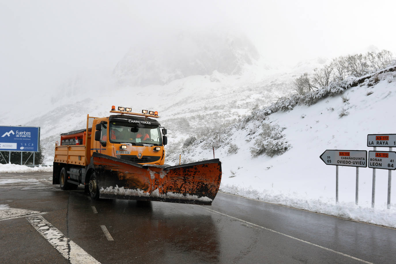 La borrasca 'Gloria' lleva a Asturias con una notable bajada de las temperaturas y el desplome de la cota de nieve. En las primeras horas, de hecho, ya ha causado complicaciones viarias, entre otros puntos, en el puerto de Pajares.