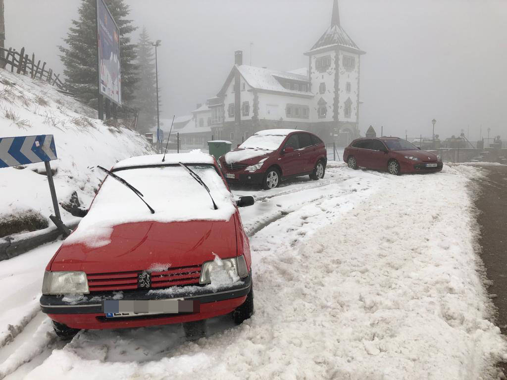 La borrasca 'Gloria' lleva a Asturias con una notable bajada de las temperaturas y el desplome de la cota de nieve. En las primeras horas, de hecho, ya ha causado complicaciones viarias, entre otros puntos, en el puerto de Pajares.