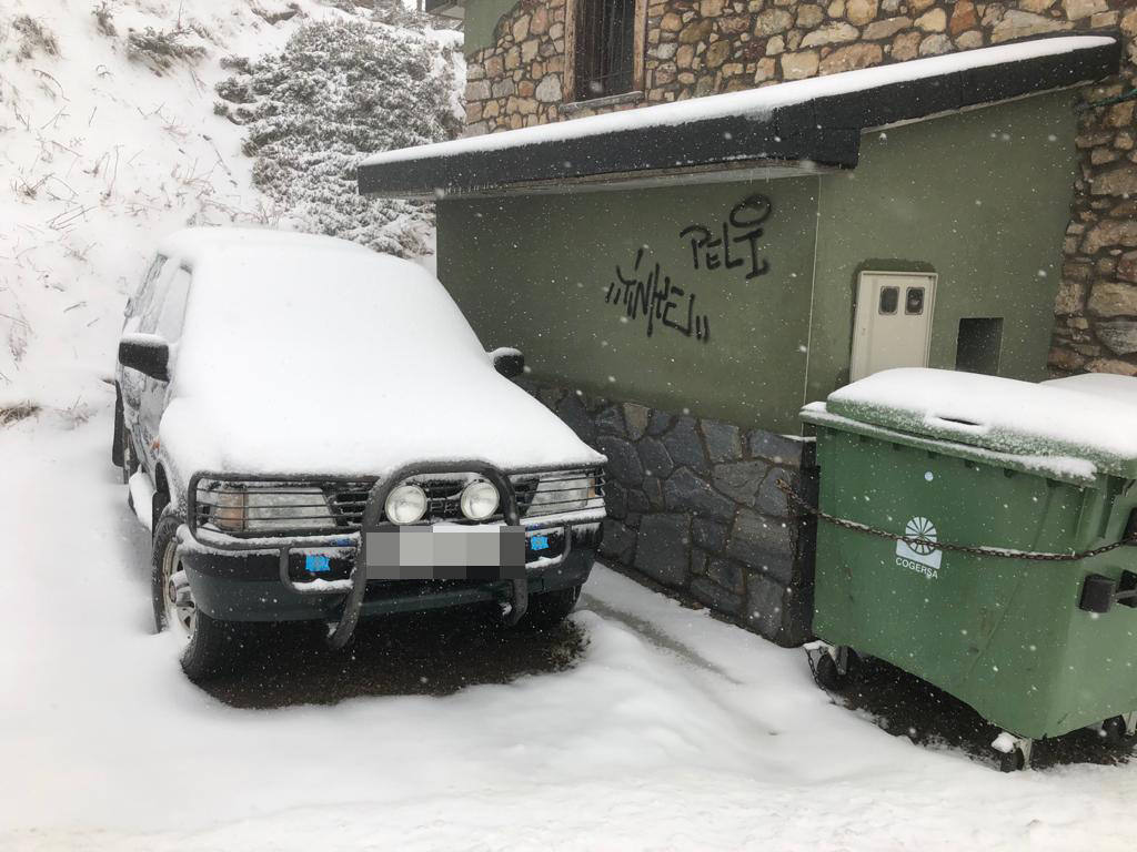 La borrasca 'Gloria' lleva a Asturias con una notable bajada de las temperaturas y el desplome de la cota de nieve. En las primeras horas, de hecho, ya ha causado complicaciones viarias, entre otros puntos, en el puerto de Pajares.