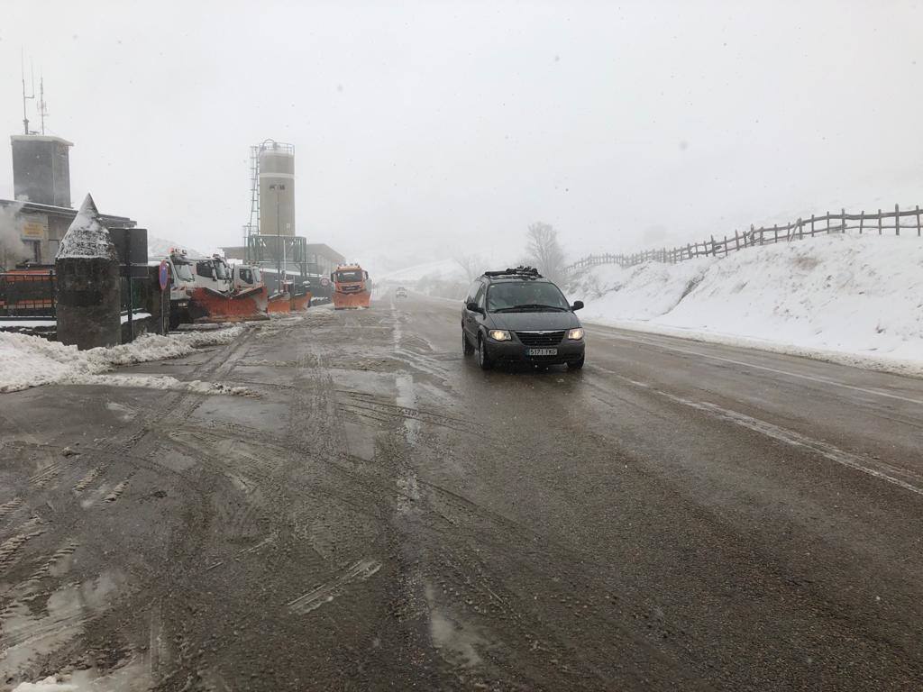 La borrasca 'Gloria' lleva a Asturias con una notable bajada de las temperaturas y el desplome de la cota de nieve. En las primeras horas, de hecho, ya ha causado complicaciones viarias, entre otros puntos, en el puerto de Pajares.