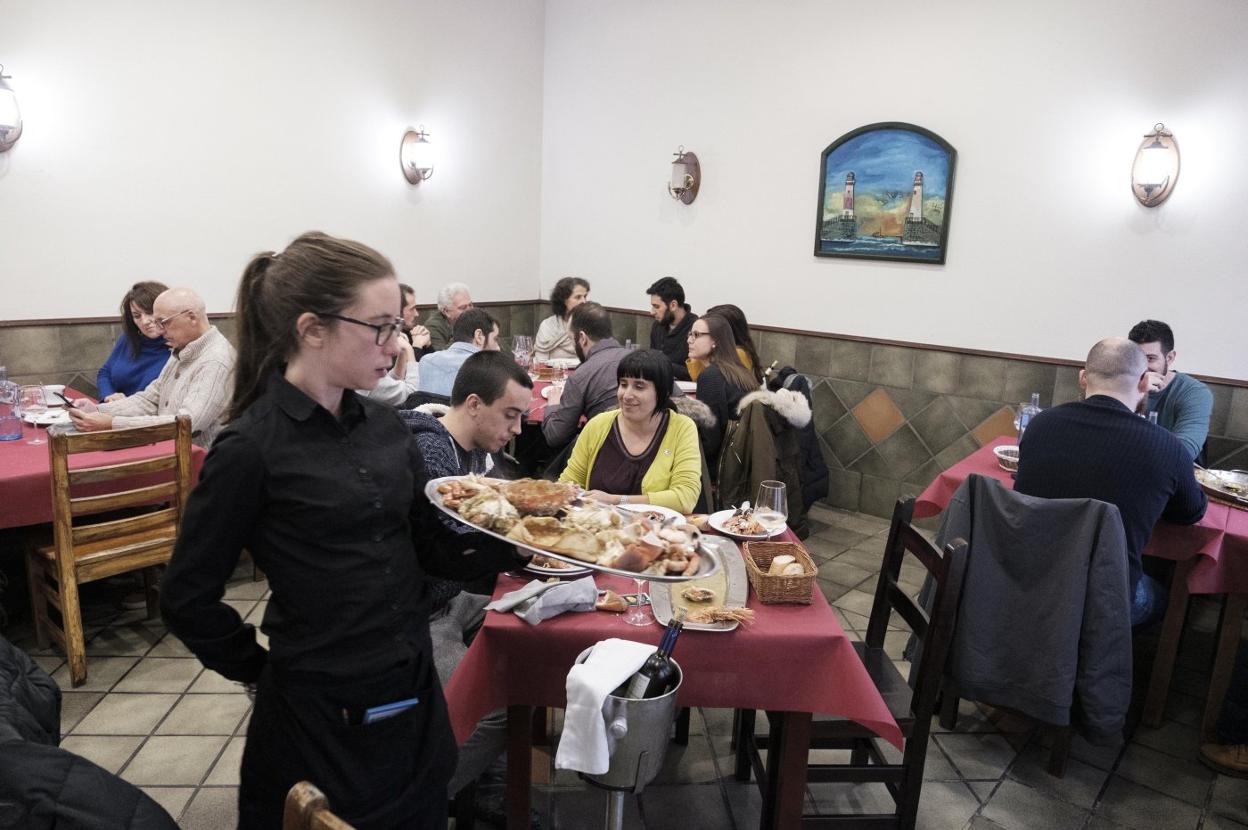 El restaurante El Portal, ayer, en pleno servicio en su primer día abierto. 