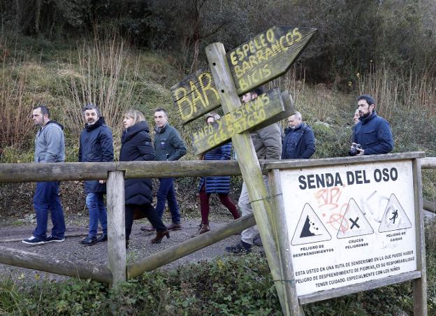 El consejero, Alejandro Calvo, junto a alcaldes y ediles de los concejos por donde discurre la Senda del Oso. 