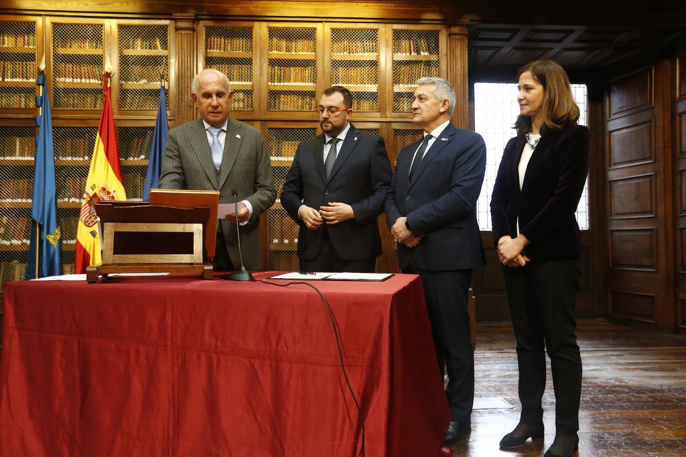 El empresario asturmexicano ensalzó el papel de las universidades públicas en un acto celebrado en la biblioteca del edificio histórico de la Universidad de Oviedo. 