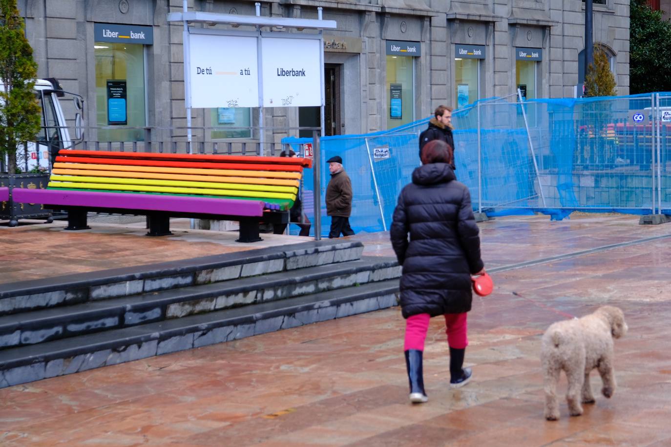 Fotos: Los bancos arcoíris, fuera de La Escandalera