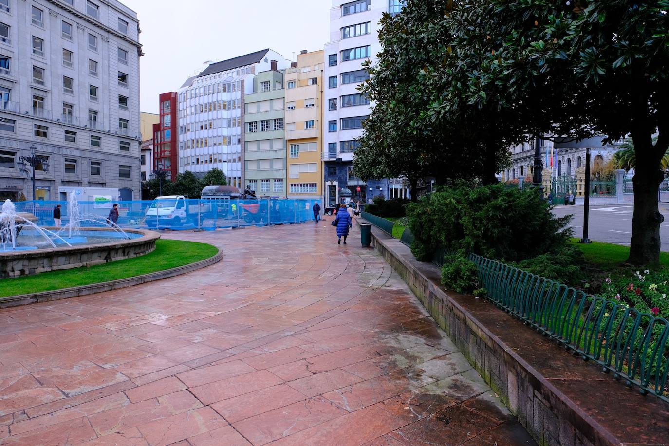 Fotos: Los bancos arcoíris, fuera de La Escandalera