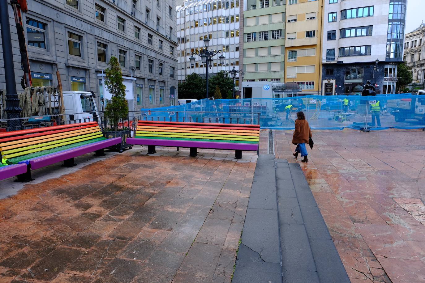 Fotos: Los bancos arcoíris, fuera de La Escandalera