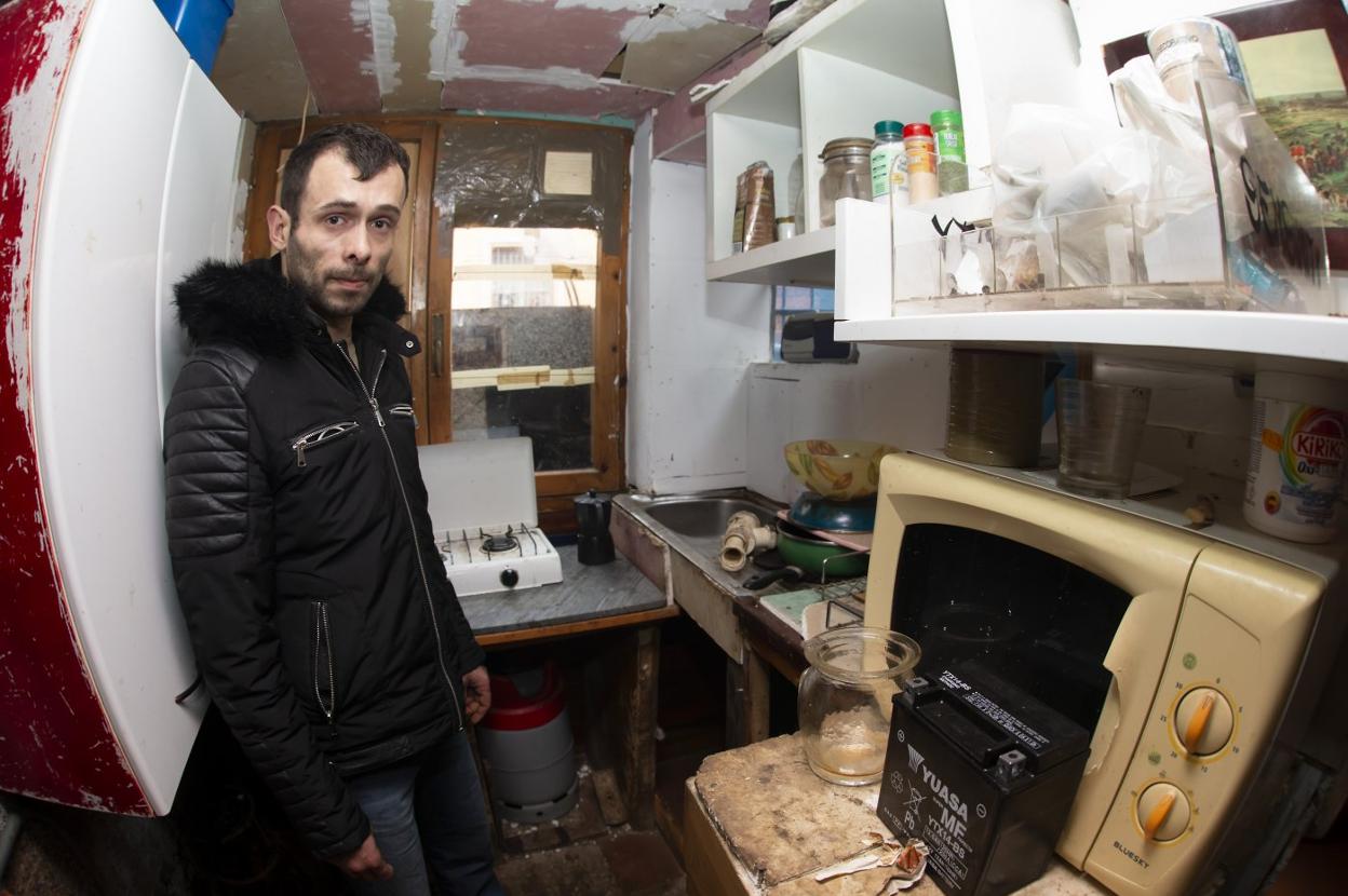 Plácido ha habilitado este pequeño espacio como cocina, aunque no dispone de electricidad.