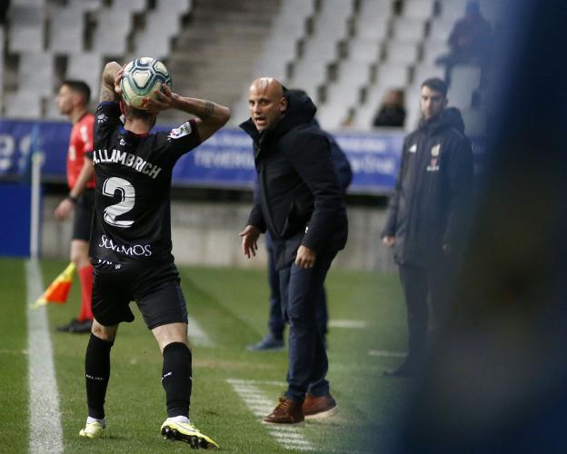 Rozada da instrucciones mientras un jugador rival saca de banda. 